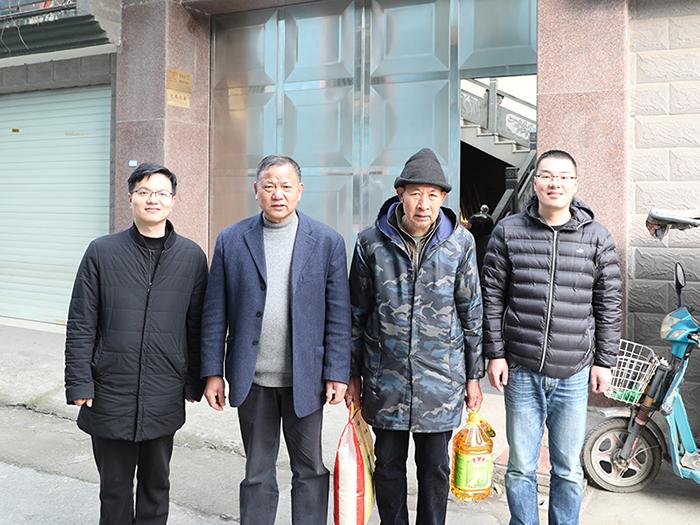 心系退休老职工，春节慰问暖人心