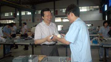 县长孙云耀一行来精功科技为一线员工送清凉