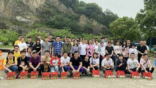 18团建游戏：农舍合照.jpg
