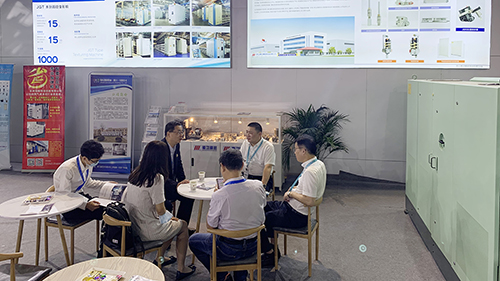 2、中国纺织机械协会会长顾平莅临我司展位.jpg